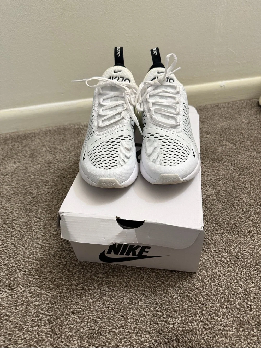 Nike Women’s White and Black Air 270 Size 9